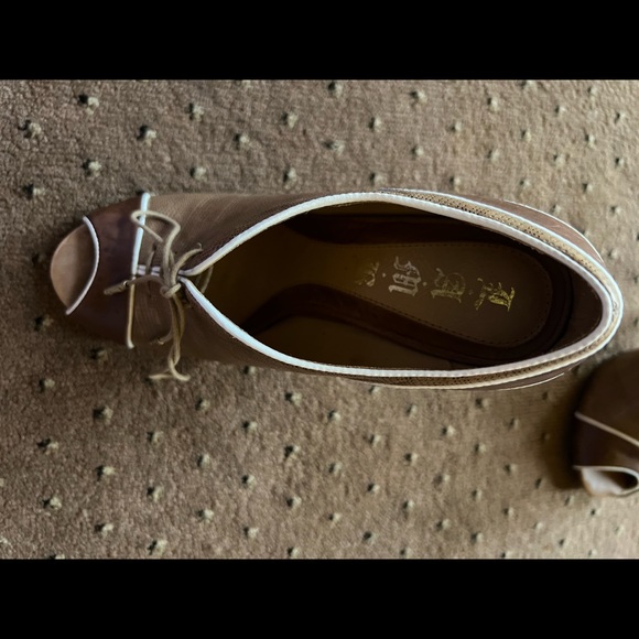 Size6 1/2
Designer L.A.M.B shoe
Very classy peep toe oxford style
Gently worn - Picture 7 of 9